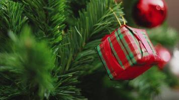 Weihnachtsgeschenkbox und Lichterverzierungen. video
