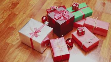 caja de regalo de navidad y adornos de luces navidad celebra el año nuevo en el salón de casa. video
