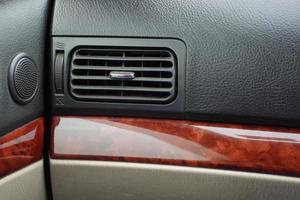 panel de rejilla del aire acondicionado del coche, foto