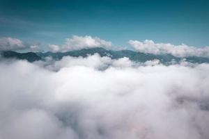 niebla y montañas en el ángulo alto de la mañana foto