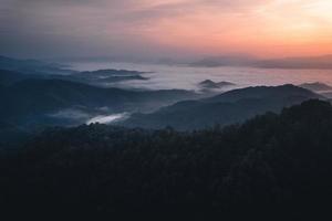 montañas y amanecer en la mañana foto