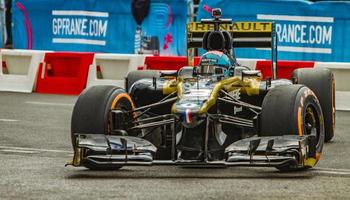 Niza, Francia, 1 de mayo de 2019 - Daniel Ricciardo en el coche de carreras de Fórmula 1 de Renault en Niza, Francia. es parte del roadshow del gran premio de francia de fórmula 1.