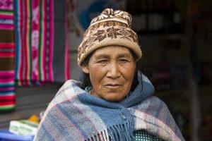 copacabana, bolivia, 8 de enero de 2018 - mujer no identificada en la calle de copacabana, bolivia. copacabana es la principal ciudad boliviana en el lago titicaca foto