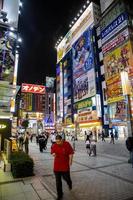 tokio, japón, 5 de octubre de 2016 - personas no identificadas en la calle en el distrito de akihabara en tokio. akihabara es un centro cultural otaku y un distrito comercial de videojuegos y productos informáticos foto