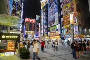 tokio, japón, 5 de octubre de 2016 - personas no identificadas en la calle en el distrito de akihabara en tokio. akihabara es un centro cultural otaku y un distrito comercial de videojuegos y productos informáticos foto