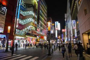 tokio, japón, 5 de octubre de 2016 - personas no identificadas en la calle en el distrito de akihabara en tokio. akihabara es un centro cultural otaku y un distrito comercial de videojuegos y productos informáticos foto