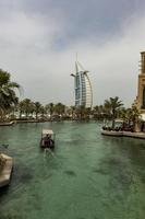 dubai, emiratos árabes unidos, 8 de mayo de 2015 - personas no identificadas en madinat jumeirah en dubai. madinat jumeirah abarca dos hoteles y grupos de 29 casas árabes tradicionales.