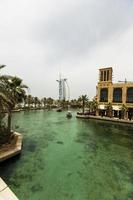 dubai, emiratos árabes unidos, 8 de mayo de 2015 - personas no identificadas en madinat jumeirah en dubai. madinat jumeirah abarca dos hoteles y grupos de 29 casas árabes tradicionales.