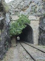 antiguo túnel de tren a través de las montañas foto