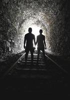 silueta, pareja, manos de valor en cartera, final, túnel foto