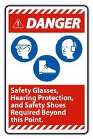 Señal de peligro, gafas de seguridad, protección auditiva y calzado de seguridad necesarios más allá de este punto sobre fondo blanco.