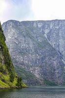 noruego hermoso paisaje de montaña y fiordo, aurlandsfjord sognefjord en noruega. foto