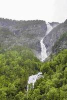 cascada en aurlandsfjord aurland sognefjord en noruega. foto