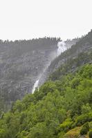 cascada en aurlandsfjord aurland sognefjord en noruega. foto