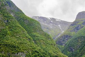 noruego hermoso paisaje de nieve y fiordos de montaña, sognefjord en noruega. foto