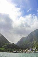 sol y lluvia al mismo tiempo undredal village aurlandsfjord noruega. foto