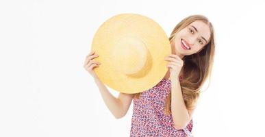 Bonita mujer de verano adolescente sonriente con sombrero - cerrar aislado en blanco foto