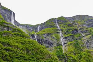 cascadas en aurlandsfjord aurland sognefjord en noruega. foto
