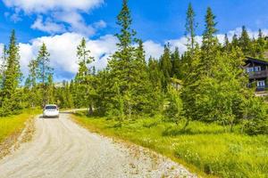 hermoso panorama cabañas cabañas montañas kvitfjell zona de esquí favang noruega. foto