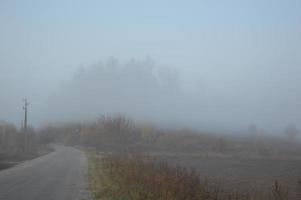 niebla matutina y neblina en el bosque y el pueblo foto