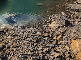 hermoso río pequeño con piedras trituradas. foto gratis