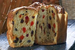 panettone con frutas pastel de navidad italiano foto