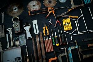 Vista superior de la foto una enorme colección de herramientas eléctricas y manuales de trabajo, muchas de las de madera sobre fondo negro aislado