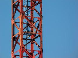 viga principal de una grúa torre contra el fondo del cielo nublado. foto