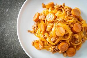 espaguetis pasta salchicha y carne de cerdo picada foto