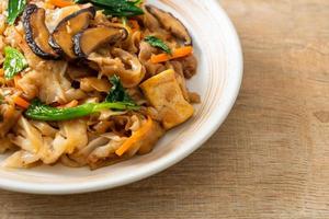 fideos salteados con tofu y verduras foto