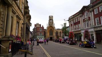 Zona comercial de Stonegate Street, la calle más antigua de la ciudad de York, Inglaterra, Reino Unido. video
