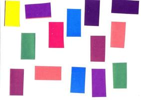 Aplicación de papel cortado de color con tijeras. foto