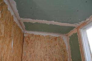 Puttying walls and cracks with a solution of finishing putty photo