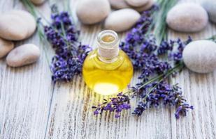 aceite de lavanda y flores de lavanda foto