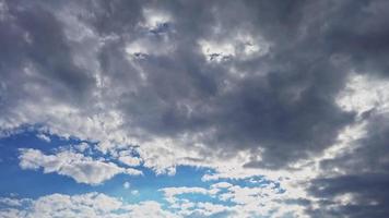 Wolken bewegen sich am Himmel video