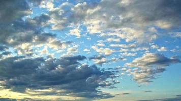 nubes moviéndose en el cielo video