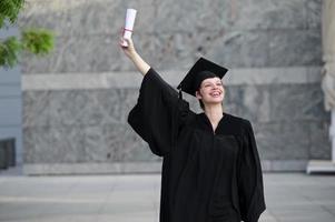 retrato de mujer feliz en su día de graduación sonriendo foto