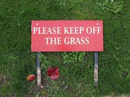 manténgase alejado del letrero de hierba foto