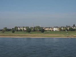 Vista del río Rhein en Duesseldorf foto