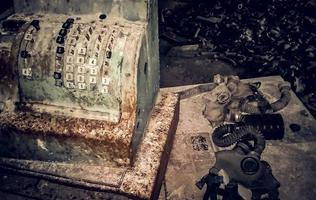 Pripyat, Ucrania, 2021 - antigua caja registradora y máscaras de gas en una casa abandonada en Chernobyl