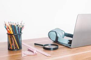 cuaderno en el escritorio del estudiante en línea en casa foto