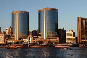 dubai, emiratos árabes unidos, 18 de noviembre de 2010 - torres gemelas deira en dubai creek 18 de noviembre de 2010. Las torres gemelas se construyeron en 1998 y la altura de cada edificio es de 102 m. foto