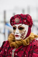 Venecia, Italia, 10 de febrero de 2013 - Persona no identificada con máscara de carnaval veneciano en Venecia, Italia. en 2013 se celebra del 26 de enero al 12 de febrero. foto