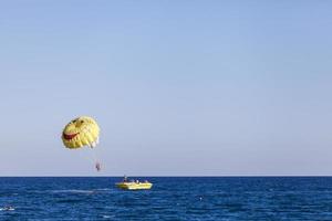 beldibi, turquía, 7 de octubre - personas no identificadas parasailing en beldibi el 7 de octubre de 2013. El parasailing es popular en la zona costera de turquía y casi todos los hoteles principales tienen actividad de parasailing. foto