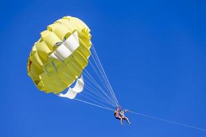 beldibi, turquía, 7 de octubre - personas no identificadas parasailing en beldibi el 7 de octubre de 2013. El parasailing es popular en la zona costera de turquía y casi todos los hoteles principales tienen actividad de parasailing. foto