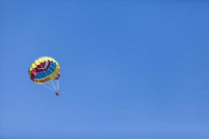 beldibi, turquía, 7 de octubre - personas no identificadas parasailing en beldibi el 7 de octubre de 2013. El parasailing es popular en la zona costera de turquía y casi todos los hoteles principales tienen actividad de parasailing. foto