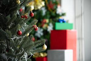 árbol de navidad decorado en la sala de estar foto