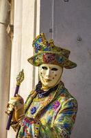 Venecia, Italia, 10 de febrero de 2013 - Persona no identificada con máscara de carnaval veneciano en Venecia, Italia. en 2013 se celebra del 26 de enero al 12 de febrero.