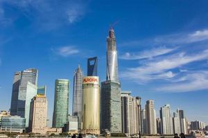 Shanghai, China, 24 de enero de 2014 - Ver en los rascacielos en el distrito de Lujiazui en Shanghai. Actualmente, hay más de 30 edificios de más de 25 pisos de altura con el comercio como su función principal. foto
