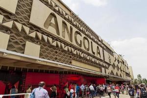 Milán, Italia, 1 de junio de 2015 - Desconocidos por el Pabellón de Angola en la Expo 2015 en Milán, Italia. expo 2015 tuvo lugar del 1 de mayo al 31 de octubre de 2015.
